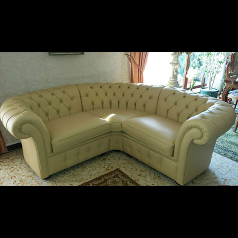 Petit canapé d’angle Chesterfield en cuir de vachette coloris ivoire